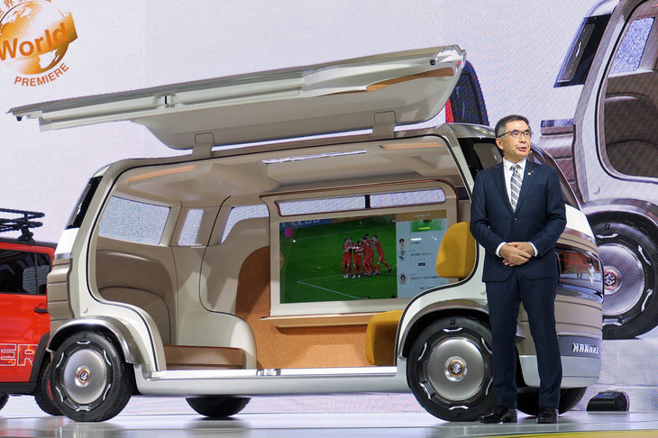 「HANARE」は完全自動運転を想定した箱型のコンセプトカー。ご覧の通り、運転席がない。