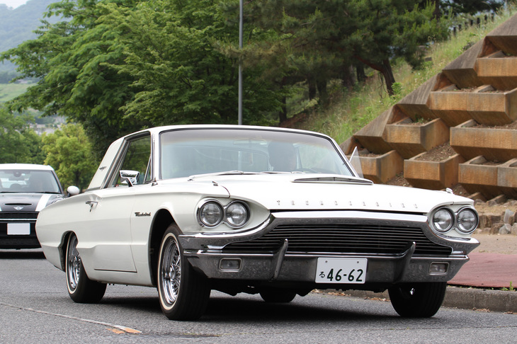 1964年「フォード・サンダーバード」。通称“Tバード”ことパーソナルカーのサンダーバードの中でも、日本では珍しい4代目。