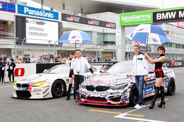 富士スピードウェイのメインスタンド前となる、ホームストレート上で行われたオープニングセレモニー。BMWジャパンの代表取締役社長ペーター・クロンシュナーブル氏（右）と、ドイツから来日したBMW M社のピーター・クイントス副社長（左）が「M6 GT3」「M4 GT4」で登場。開会のあいさつを行った。