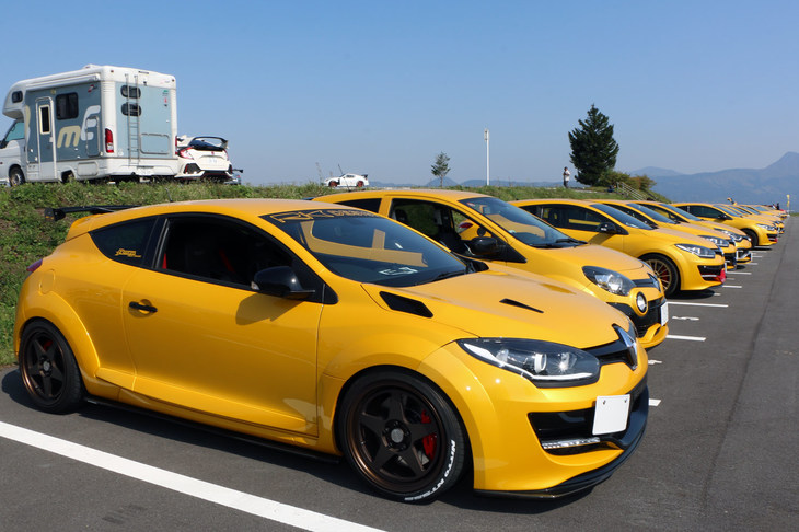 ルノーののぼり旗と同じ、イエローのボディーカラーをまとった車両の一団。参加車両は、やはり「メガーヌ」や「ルーテシア」などの高年式車が多くを占めていた。