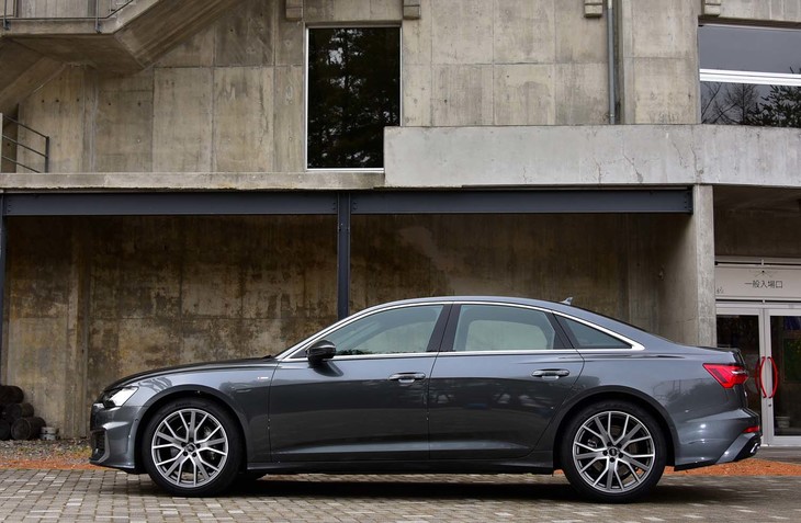 プラットフォームはエンジン縦置きのFFレイアウトがベースとなる「MLB Evo」。