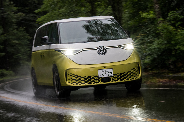 ボディーカラーはポップな色とホワイトのバイカラーが3タイプ、単色が3タイプ。この色では賓客の送迎には使いづらいためか、モノトーンは銀、白、黒とトーンを抑えめのラインナップだ（黒内装もある）。