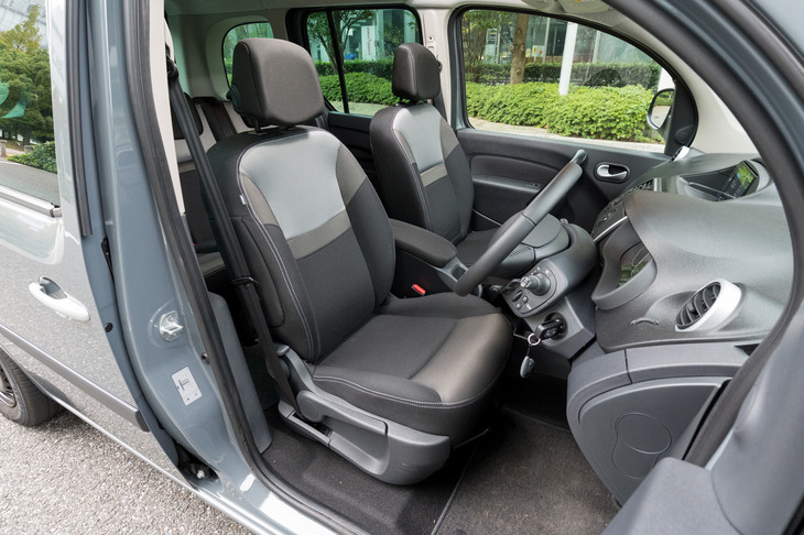 モノトーンのファブリックシートはシンプルな造形だが、座り心地は抜群。何時間でも運転できそうなくらい、ドライバーに疲労を感じさせない。
