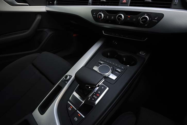 センターコンソールにはシフトセレクターのほか、インフォテインメントシステムの操作スイッチなどが備わる。