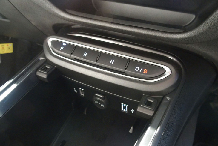 センターコンソールに、スイッチ式のシフトセレクターが配置されている。