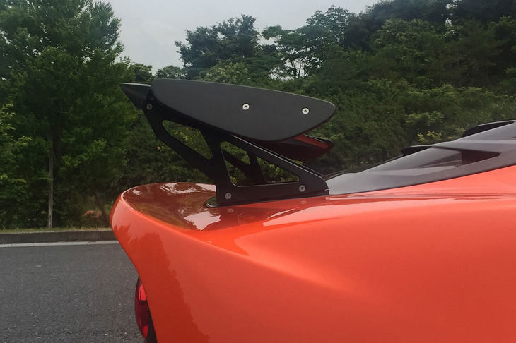 テールエンドには、ハイマウント型のリアウイングが備わる。