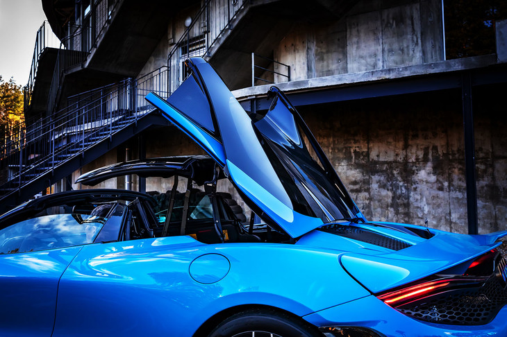 カーボンファイバー製となるリトラクタブルハードトップの開閉に要する時間はそれぞれ11秒。車速が50km/h以下であれば走行中でも作動できる。試乗車には、スイッチ操作でトップの透明度が変わるオプションの「エレクトロクロミックルーフ」が備わっていた。