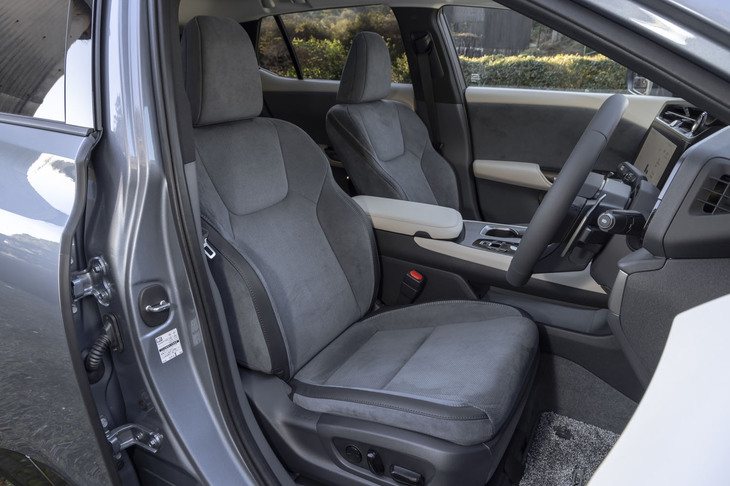 シート表皮はウルトラスエード。カラーはこの青みがかった「オラージュ」のほか、「ヘーゼル」と「グレースケール」も選べる。