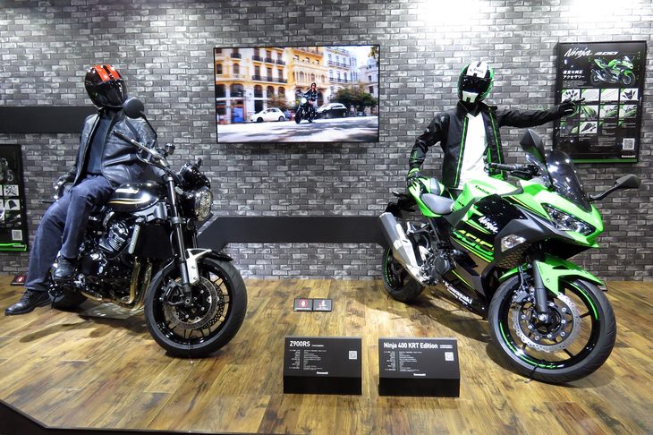 「カワサキZ900RS」（左）と「ニンジャ400KRTエディション」（右）。