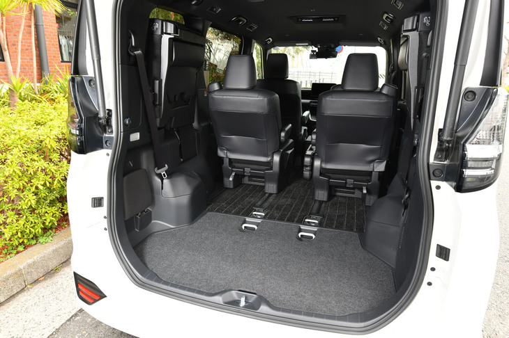 3列目シートの格納は、これまでと同じく左右跳ね上げ式。荷室の後端部（3列目シートの後方）には床下収納も備わっている。