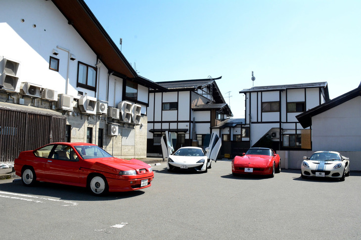 旧羽州街道の十日町通りに面する荘内銀行の駐車場も展示スペースとして提供された。こちらでは、ロータスやマクラーレンといった近現代のスポーツカー／スーパーカーを中心とする展示構成とされた。