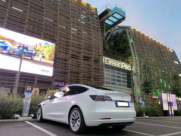 エコ・サステイナブルをテーマに、2020年にオープンしたトリノの商業施設、グリーンピーにて。隣接する駐車場には、エネルXによる急速・普通充電器が多数備えられている。
