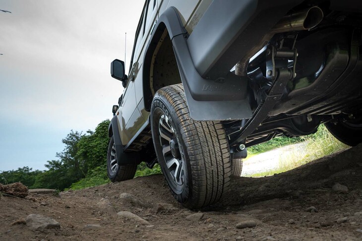 圧巻の路面追従性は、前後リジッドアクスルの足まわりならでは。万が一スタックしても「アクティブトラクションコントロール」がトラクションを確保。それでもダメな場合に備え、前後にデフロックも装備されている。