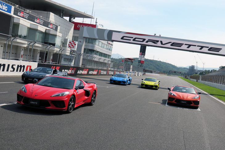 新型「シボレー・コルベット」と「コルベット コンバーチブル」。