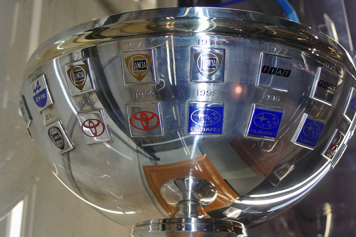 今回の特別企画展では、トロフィーも展示されている。その側面には、年間タイトルを獲得したコンストラクターのエンブレムがずらりと並ぶ。