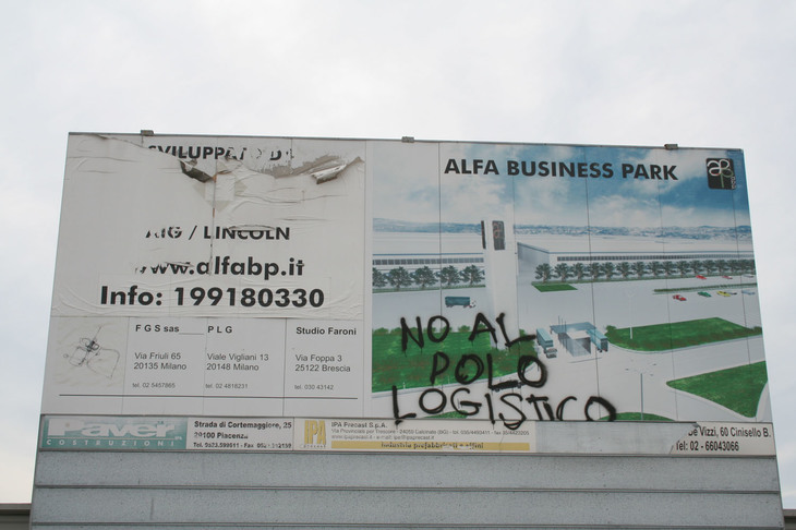 物流拠点の構想図。すでに「反対」の落書きが加えられている。2006年5月撮影。