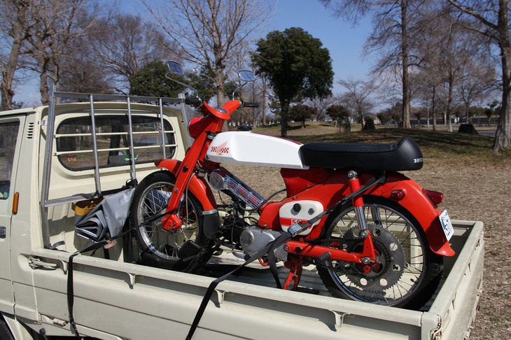 「ホンダTN360」の荷台に積まれているのは、1960年代にアメリカで販売された純正カスタムパーツを装着した北米仕様の「ハンターカブ」。ホンダやスズキの軽トラにそれらの小型バイクというのは、旧車イベントにおける定番演出のひとつである。