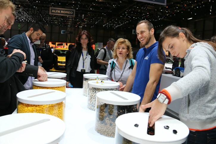 フォードのブースで。何やら、みんなが容器に手を突っ込んでいるので、「フィエスタ」でも当たるくじ引きか？　と勝手に思いきや……？