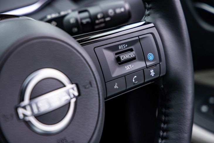 高速道路の渋滞時や長時間の巡航走行でアクセル、ブレーキ、ハンドル操作をクルマがアシストする「プロパイロット」は全車にオプションアイテムとして設定される。操作スイッチは、ステアリングスポーク右側に配置。