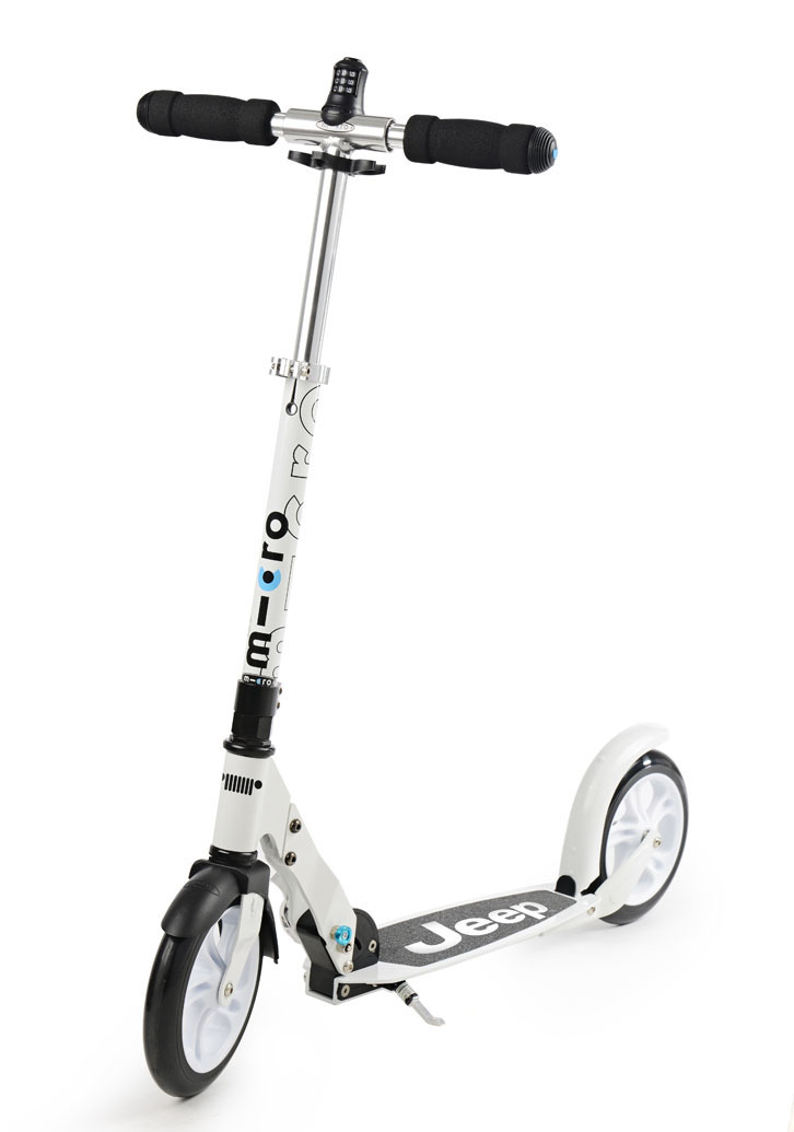 成約特典のキックボード「マイクロ・ホワイト インターロック」。フロントタイヤの上の部分に「セブンスロットグリル」が描かれている。