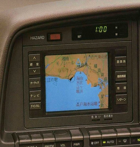 1987年「トヨタ・クラウン」の「CDインフォメーション付きエレクトロマルチビジョン」。ディスプレイは正方形に近かった。