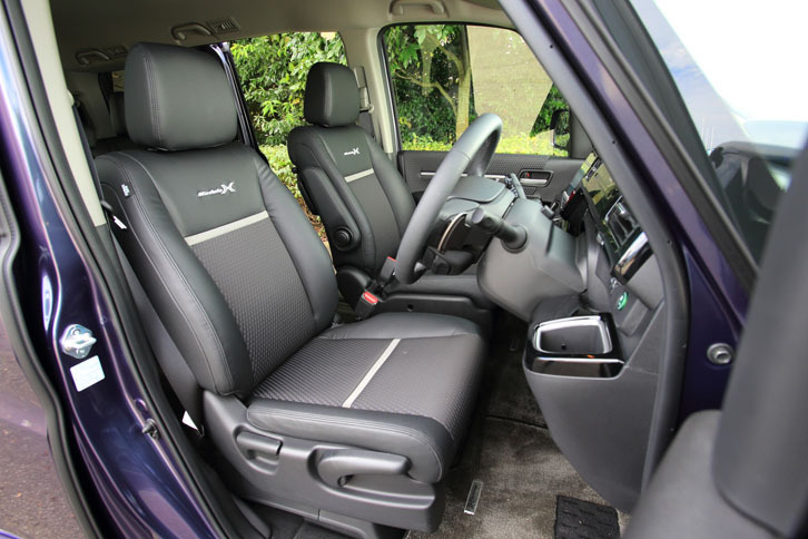 専用デザインのシート。表皮には、「プライムスムース」と名付けられた質感の高い合成皮革とファブリックが用いられている。