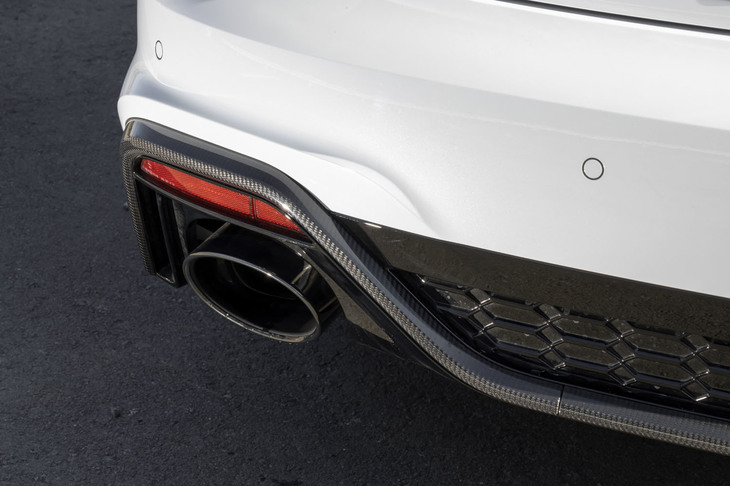 テールフィニッシャーはオーバルデザインで、左右に振り分けられている。エンジン回転数に合わせてボリュームを増すスポーティーなエキゾーストノートも「RS 5クーペ」の魅力といえる。