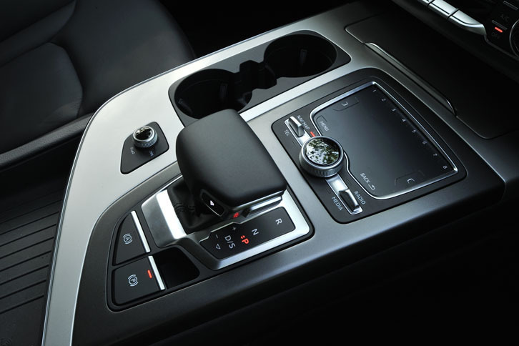 トランスミッションはトルクコンバーター式の8段AT。無駄な燃料消費を減らす「フリーホイーリング」機構が備わる。