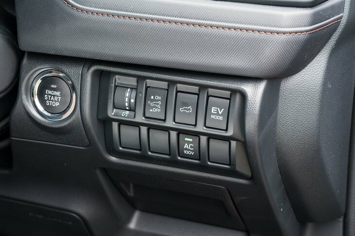 ダッシュボード右端のスイッチパネルには、「EV MODE」のボタンが。