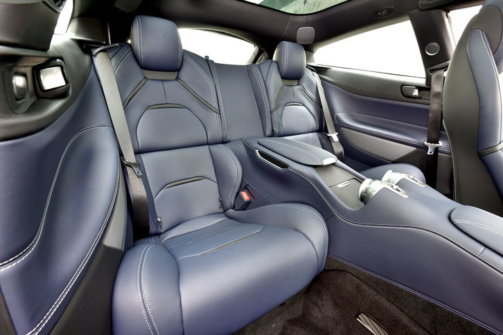 リアシートの居住性はフル4シーターと呼べる余裕のあるもの。従来同様、独立2座のレイアウトをとる。