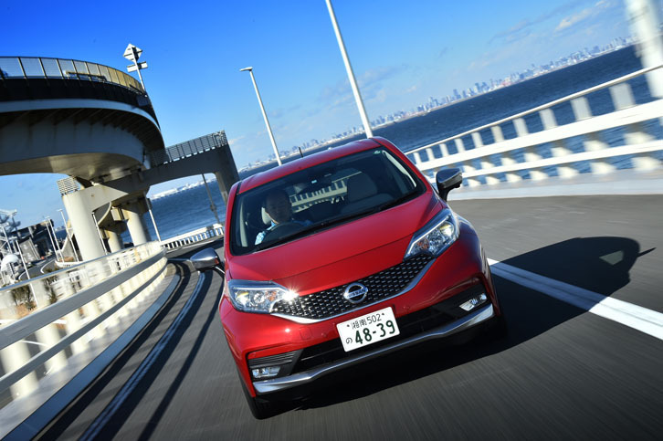 
	「ノート モード・プレミア」には、金属調のフロントグリルや専用デザインのフロントバンパーが与えられる。
	