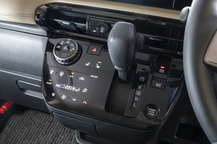 センターコンソールには三菱のフラッグシップモデル「アウトランダー」のようなダイヤル式ドライブモードセレクターが備わっている。これは日産版にはない装備だ。