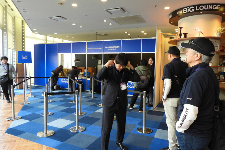 まずはアクレディテーションセンターでメディアパスを受け取る。……のだが、このセンターの場所が分からず、誘導スタッフも場所を知らず、迷子になっている報道関係者が散見された。かくいう私もその一人。次回以降は、もう少し分かりやすい案内をお願いします（笑）。日本のメディアには「北コンコース1Fのレストランですよ」って伝えるだけで分かると思うので。