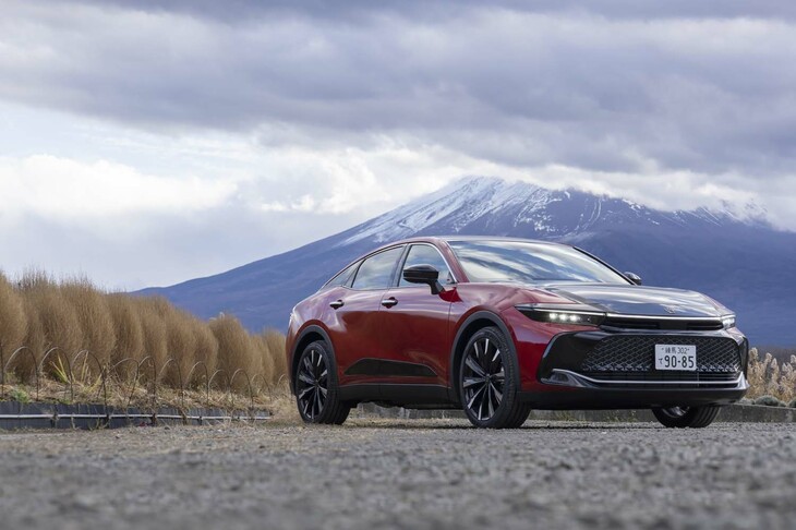 16代目「クラウン」の第1弾として登場した「クロスオーバー」。さらに「エステート」「セダン」「スポーツ」と3種のボディータイプが控えている。