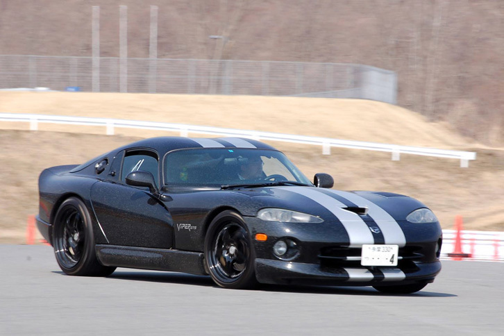 ブレーキングはとにかく早め。コーナリング中は無理をせず、クルマの向きを変え終えたらアクセルをズドン、というのが「バイパー」を速く走らせるコツらしい。しかし、長年FF車に乗ってきた記者は、どうしてもコーナリング中にじわじわアクセルを踏んでしまうのである。（写真＝オートクロス事務局）