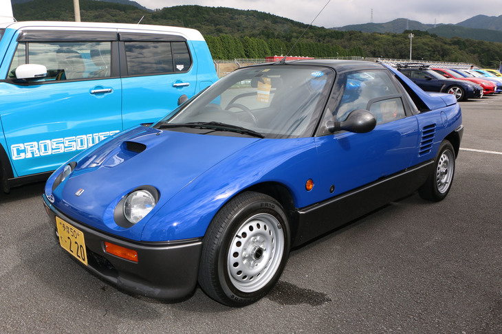 Aパドックでは、希少なマツダ車とも出会うことができた。新車と見間違えるほどの輝きを放つ「オートザムAZ-1」は、新車時同様に鉄チンホイールのまま。それにしても、これだけの迫力と個性を持つ軽自動車を発売してしまった当時のマツダには脱帽だ。