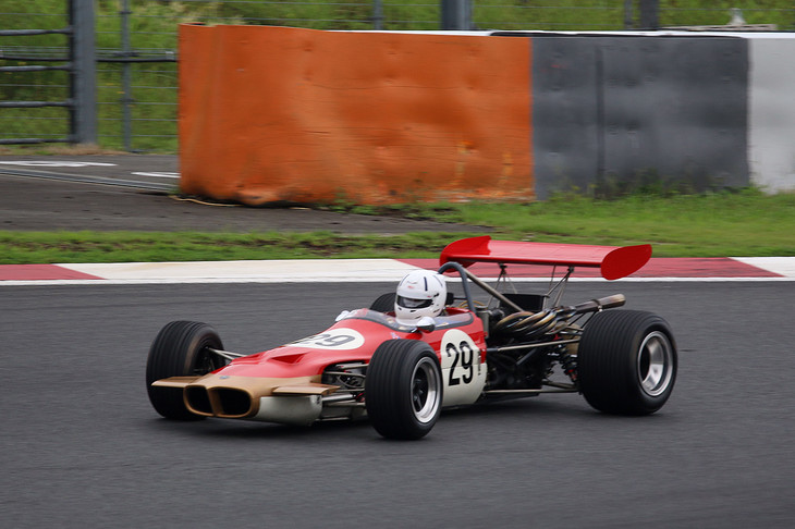 「ロータスヒストリックミュージアム」の展示車両である「ロータス59」（1969年）。赤×金の塗装はスポンサーであったタバコブランド「ゴールドリーフ」のカラー。日本の“レジェンドドライバー”である生沢 徹氏もステアリングを握っていた。