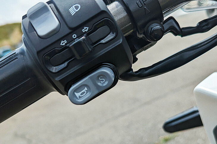 ハンドルバーのスイッチボックスに設けられた「S」ボタン。このボタンに頼らずとも「FW-06」は十分にパワフルで、むしろ、穏やかな側の走行モードがひとつ欲しいと思ってしまった。（写真：青木禎之）