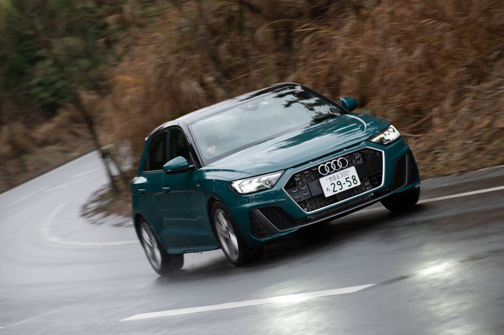 サスペンションは、フロントがマクファーソンストラット、リアがトレーリングアーム。「Sライン」にはスポーツサスペンションが装備される。