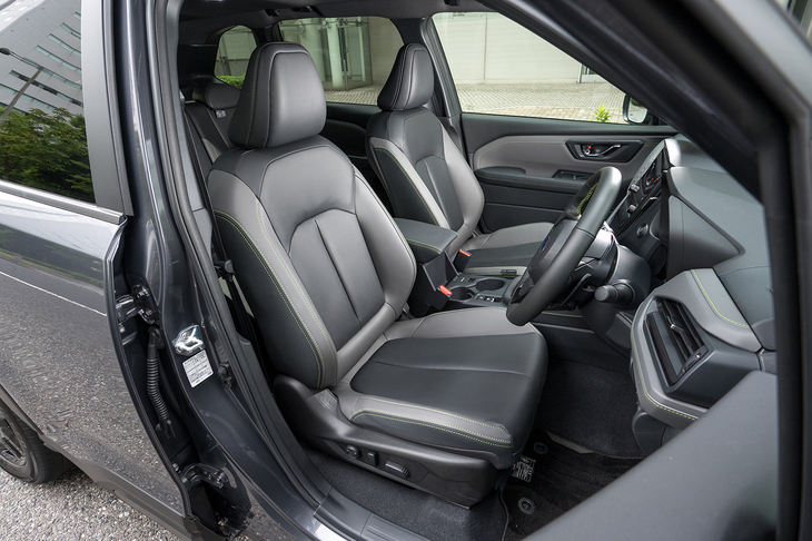 アメリカを中心に売るだけあってシートのサイズはゆったりとしている。「X-BREAK」の表皮ははっ水性ポリウレタンと合皮の組み合わせ。