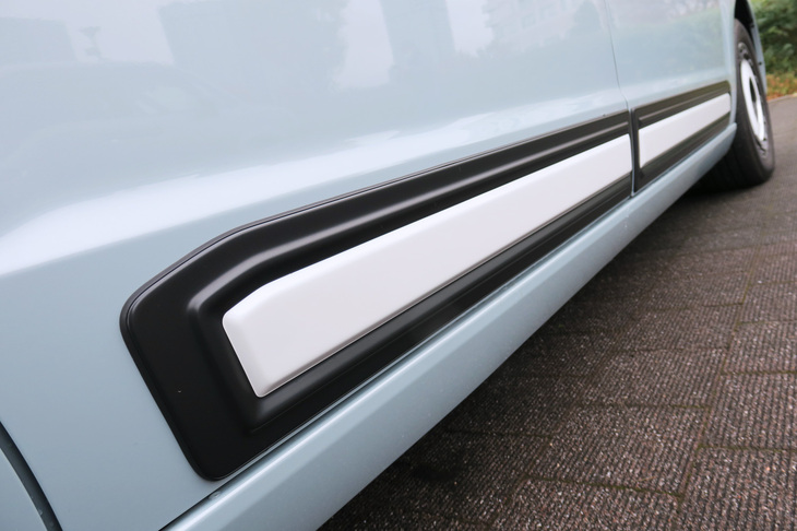 ホンダ・ステップワゴンe：HEVエアー ホンダアクセス用品装着車（ボディーサイドモール）