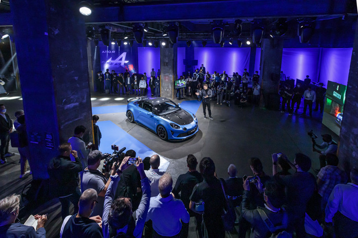 アルピーヌのCEO、ローラン・ロッシ氏が「A110 R」を紹介する様子。