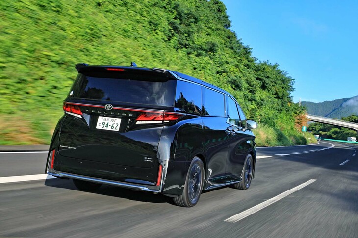 フロントにパフォーマンスブレースが追加され、よりしっかり感のある走りを実現していた「ヴェルファイア」。高速での長距離移動が多い人なら、ショーファーカーとしても「アルファード」よりヴェルファイアのほうがオススメかもしれない。