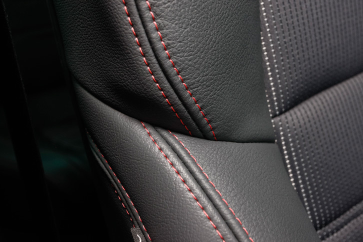落ち着いた色調の赤いステッチにもフランス車ならではのセンスが光る。