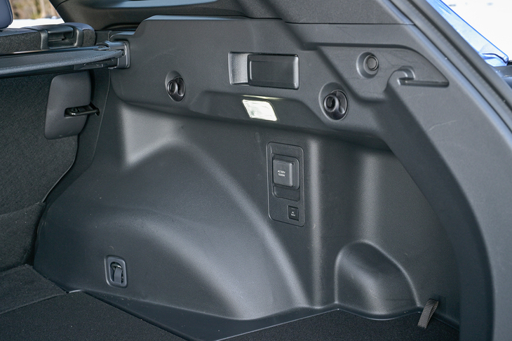 荷室にはAC100V・1500Wのコンセントをはじめ、ショッピングフックやユーティリティーフック、カーゴアッパーフックなどが備わる。アウトドアで使い倒す人にはうれしい機能が満載だ。