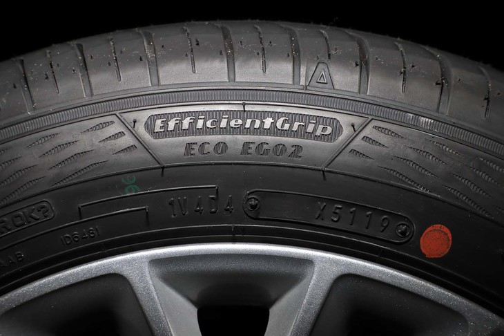 サイドウオールには、高性能の証しとなるモデル名のロゴが添えられる。