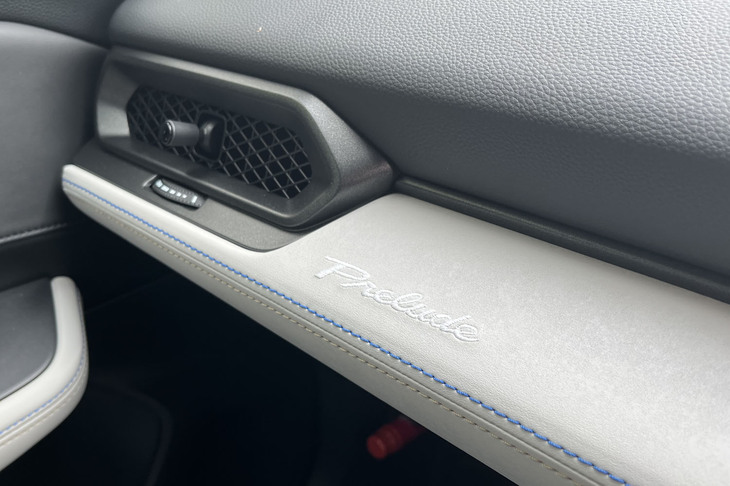 4代目「プレリュード」のエンブレムをベースにデザインしたという新型のロゴエンブレム。助手席前のダッシュボードにも、そのロゴが刺しゅうされている。