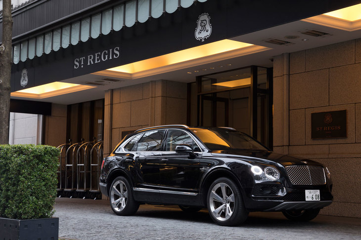ラグジュアリーホテルの玄関先にはスーパーSUVがよく似合う。セントレジスのウリは宿泊客ひとりひとりに寄り添う「バトラーサービス」。レストランの予約からサプライズの手伝いまで、どんなリクエストにも対応してくれる。