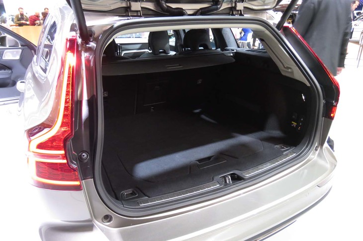 ボルボV60 T6 AWDインスクリプション（ラゲッジルーム）