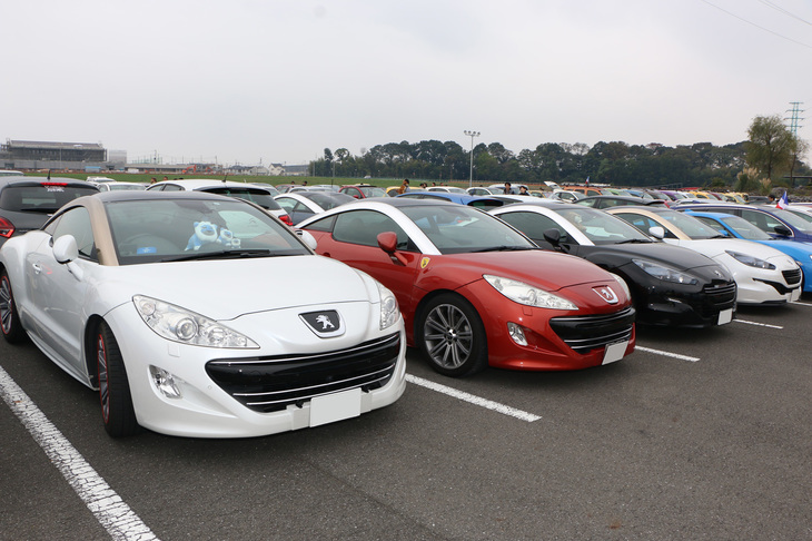 こちらはスペシャリティークーペ「プジョーRCZ」の一団。アクの強い前期とシャープな後期と、フロントマスクの好みは分かれるが、凝ったルーフラインはいずれもまるでスーパーカーだ。新車販売は終了しているものの、MTとATが選べ、200万円前後で狙える、程度が良いものもまだ多い。中古車としては今が“買い”の一台かも。